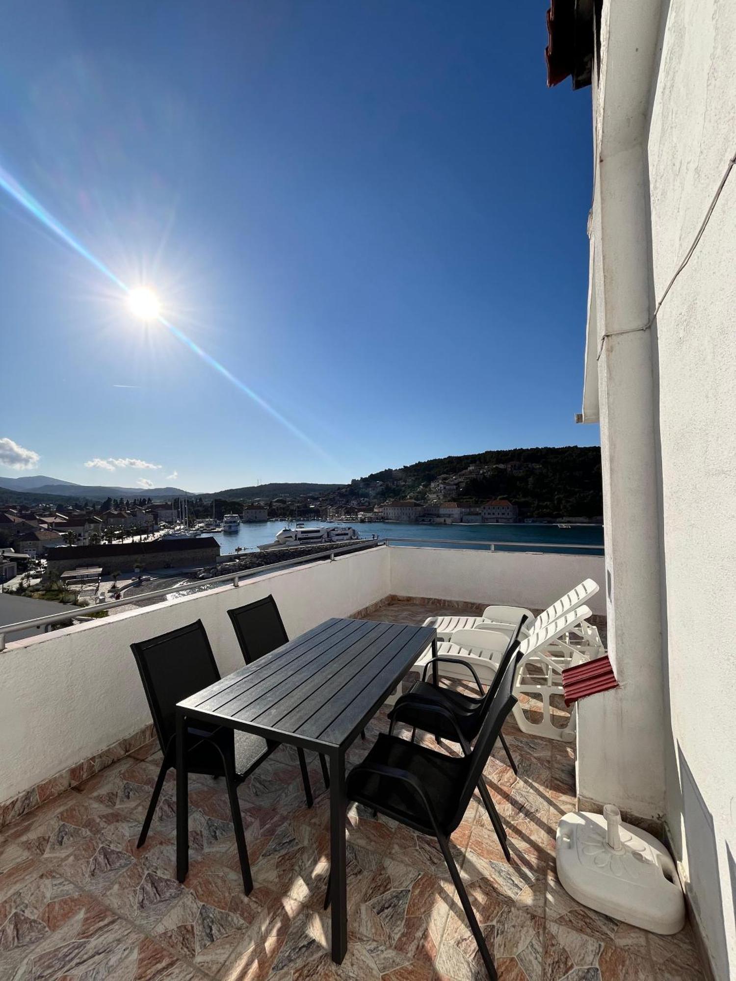 Apartments Peronja Jelsa Seafront Екстериор снимка