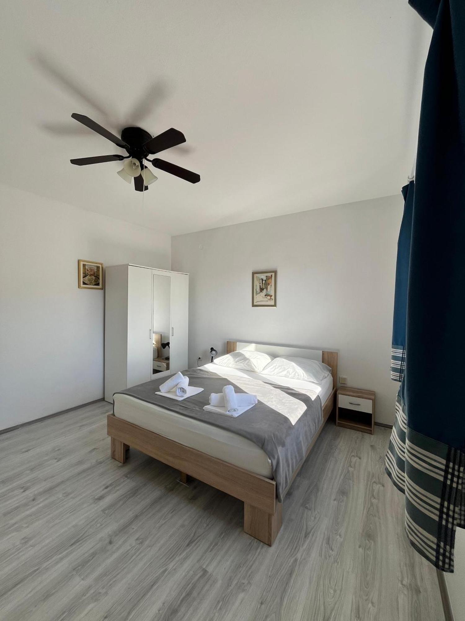 Apartments Peronja Jelsa Seafront Екстериор снимка